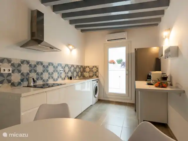 Volledig uitgeruste keuken met keramische kookplaat, koelkast, wasmachine, tafel met 4 stoelen, Nespresso koffiezetapparaat, SMEG waterkoker en broodrooster en airco/verwarming.